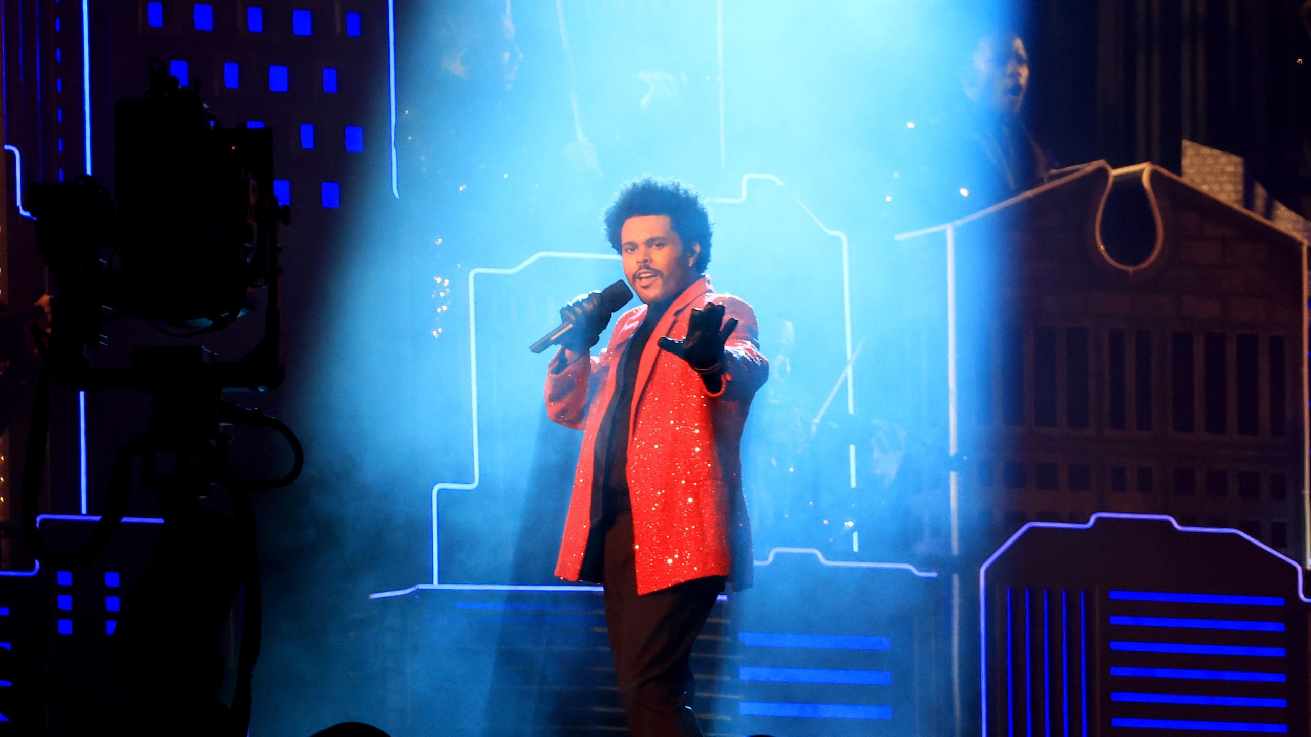 Weeknd Robe Star R&B Star The Weeknd Showcased his Talent in The 2021