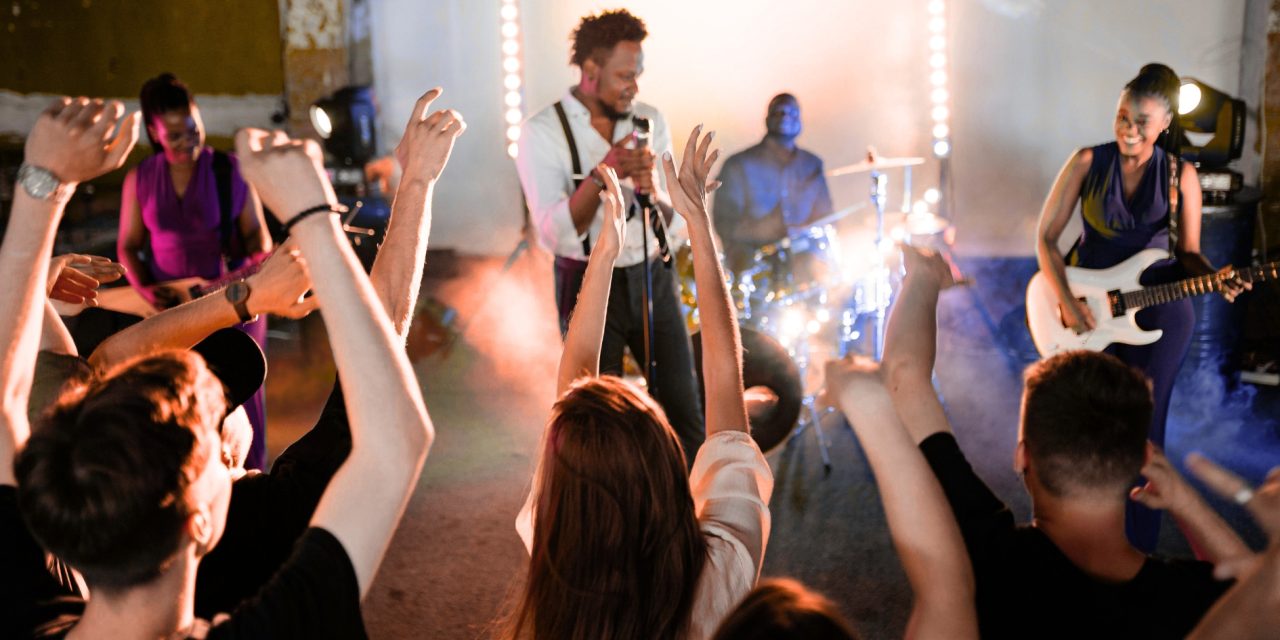 How R&B Artists Can Elevate Audience Engagement in Live Sessions