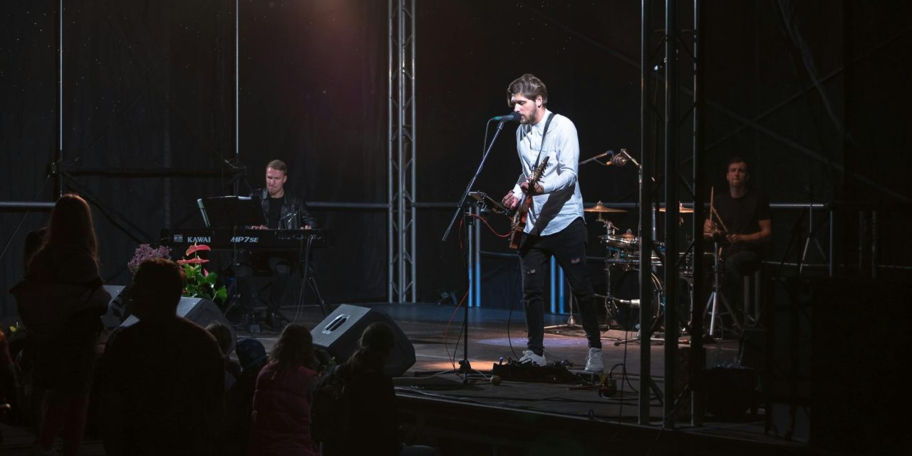 Best Practices for Emerging Artists: Building a Live Identity That Sticks